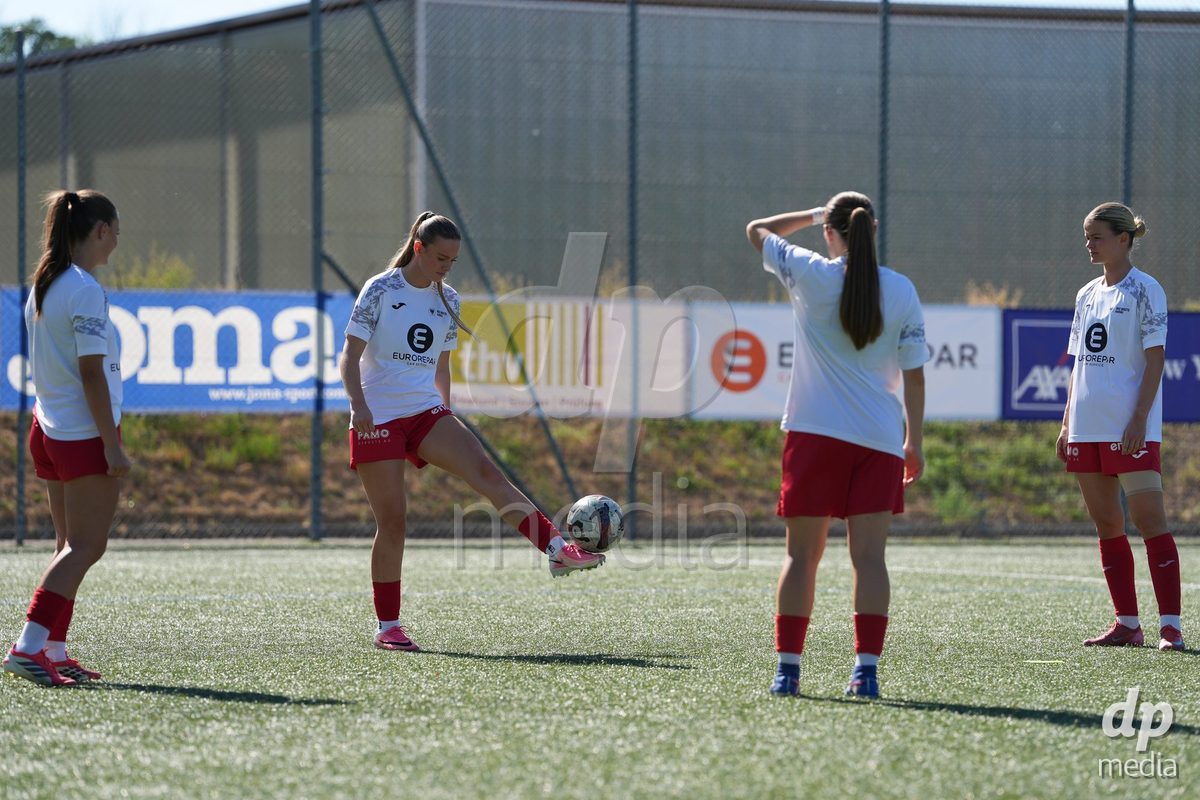 Schweiz: AXA Women's Super League 2026/2027, FC Aarau Frauen vs GC Frauenfussball - Sportanlage Schachen, Aarau: Xenia Truninger (11 FC Aarau) mit dem Team vor dem Spiel