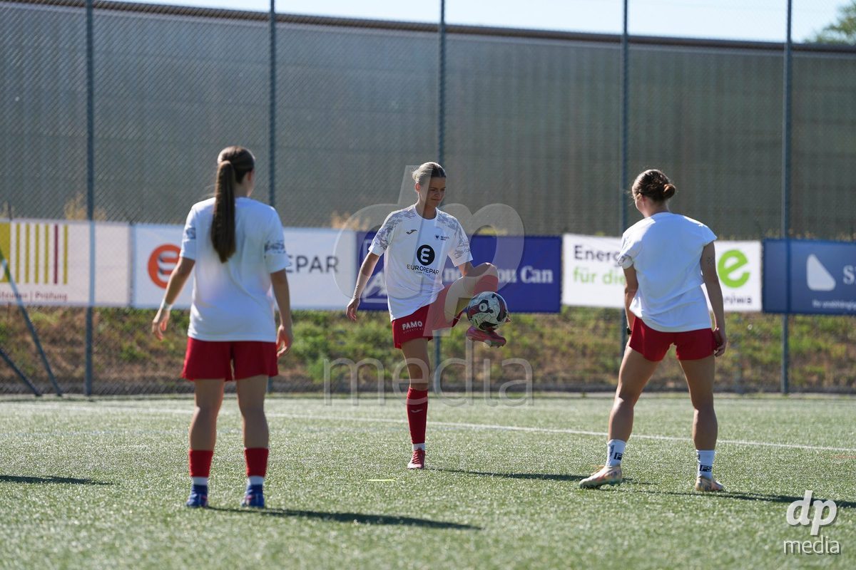 Schweiz: AXA Women's Super League 2026/2027, FC Aarau Frauen vs GC Frauenfussball - Sportanlage Schachen, Aarau: Xenia Truninger (11 FC Aarau) mit dem Team vor dem Spiel