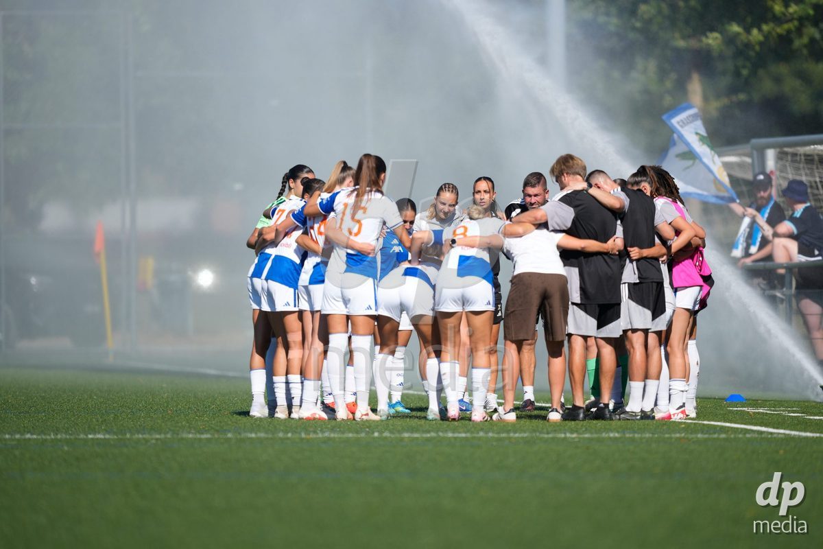 Schweiz: AXA Women's Super League 2026/2027, FC Aarau Frauen vs GC Frauenfussball - Sportanlage Schachen, Aarau: Spielerinnen des GC Frauenfussball vor den Spiel