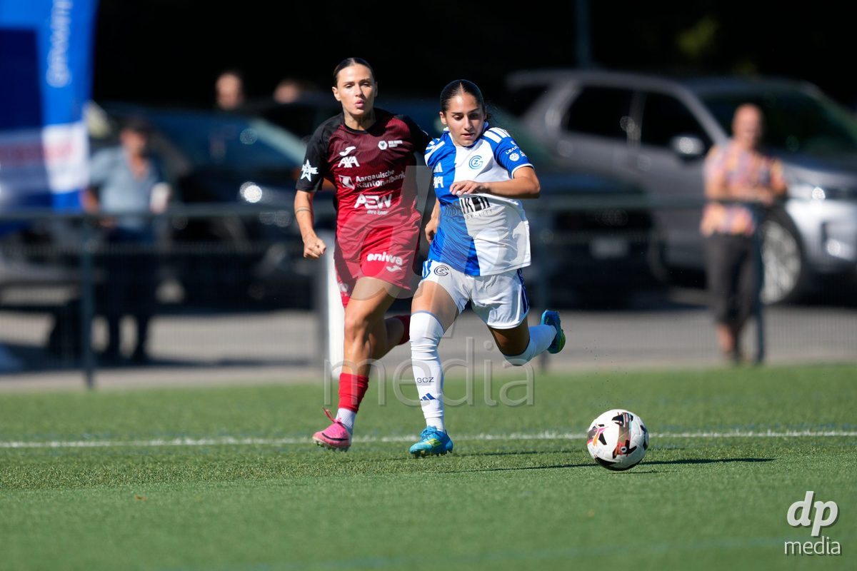 Schweiz: AXA Women's Super League 2026/2027, FC Aarau Frauen vs GC Frauenfussball - Sportanlage Schachen, Aarau: Ilaria Nerea Maddaloni (33 Grasshoppers) in Aktion gegen Vanesa Hoti (8 FC Aarau)