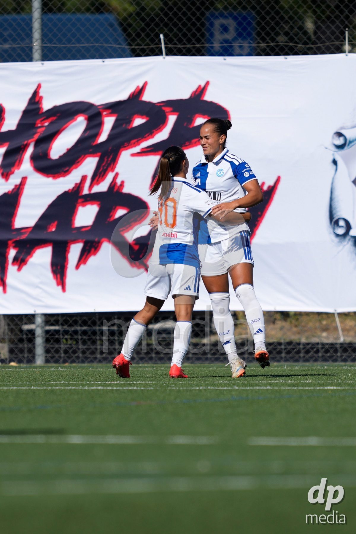 Schweiz: AXA Women's Super League 2026/2027, FC Aarau Frauen vs GC Frauenfussball - Sportanlage Schachen, Aarau: Kayla Jay Mckenna (12 Grasshoppers) jubelt nach ihrem Tor zum 0:1 mit dem Team