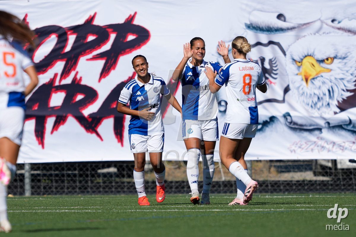 Schweiz: AXA Women's Super League 2026/2027, FC Aarau Frauen vs GC Frauenfussball - Sportanlage Schachen, Aarau: Kayla Jay Mckenna (12 Grasshoppers) jubelt nach ihrem Tor zum 0:1 mit dem Team