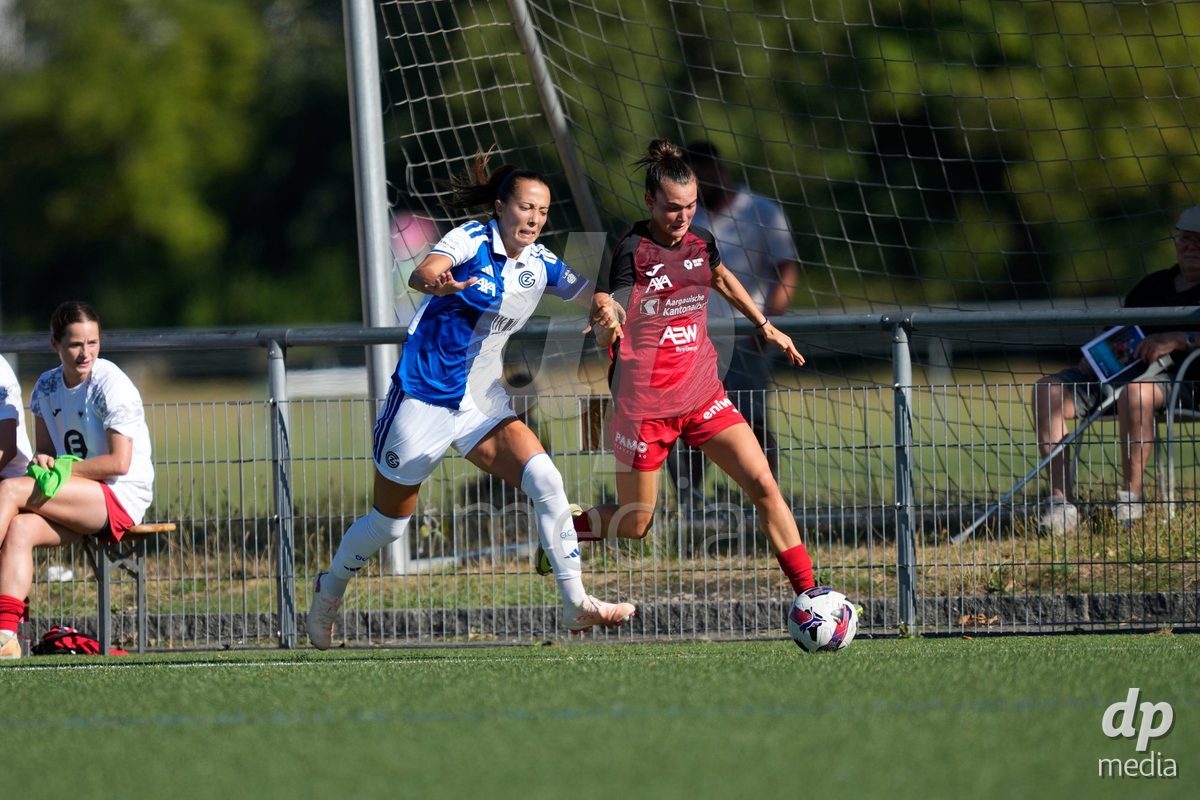 Schweiz: AXA Women's Super League 2026/2027, FC Aarau Frauen vs GC Frauenfussball - Sportanlage Schachen, Aarau: Tabea Dorothee Maria Schütt - Tabea Dorothee Maria Schutt (19 FC Aarau) im Duell mit Marta Cazalla Garcia (15 Grasshoppers)