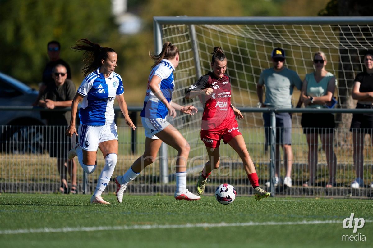 Schweiz: AXA Women's Super League 2026/2027, FC Aarau Frauen vs GC Frauenfussball - Sportanlage Schachen, Aarau: Tabea Dorothee Maria Schütt - Tabea Dorothee Maria Schutt (19 FC Aarau) im Duell mit Marta Cazalla Garcia (15 Grasshoppers) und Giulia Looser (24 Grasshoppers)