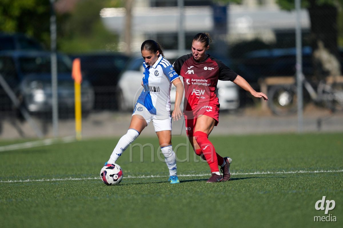 Schweiz: AXA Women's Super League 2026/2027, FC Aarau Frauen vs GC Frauenfussball - Sportanlage Schachen, Aarau: Ilaria Nerea Maddaloni (33 Grasshoppers) im Duell mit Rebecca Anne Storr (15 FC Aarau)