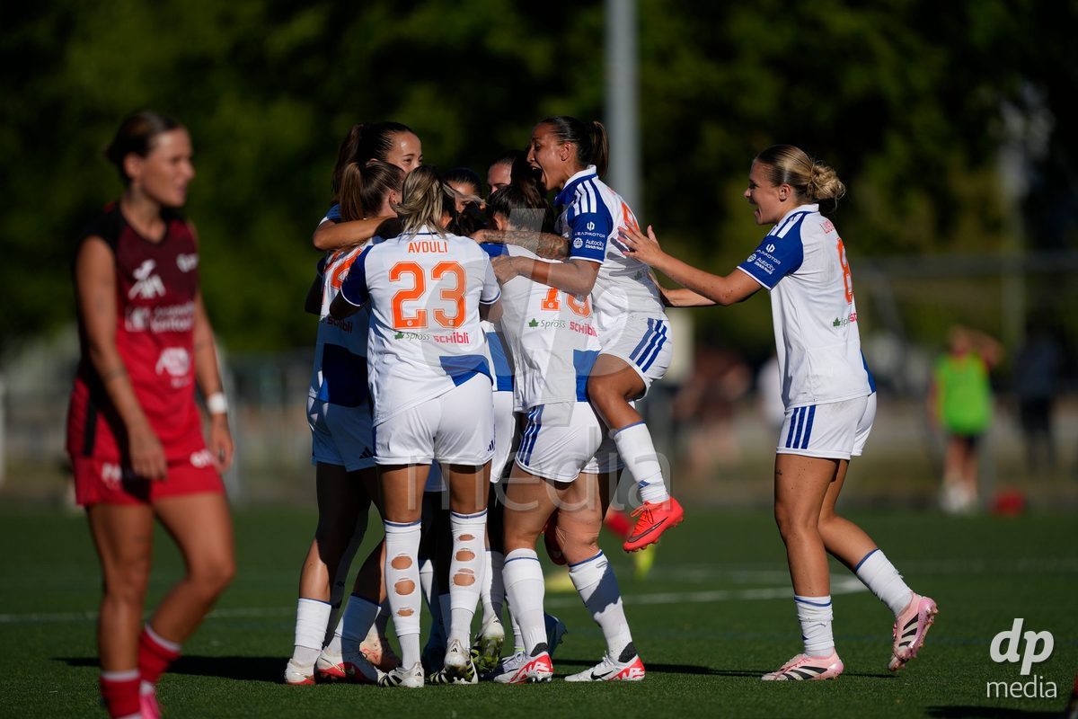 Schweiz: AXA Women's Super League 2026/2027, FC Aarau Frauen vs GC Frauenfussball - Sportanlage Schachen, Aarau: Giulia Looser (24 Grasshoppers) jubelt nach ihrem Tor mit dem Team