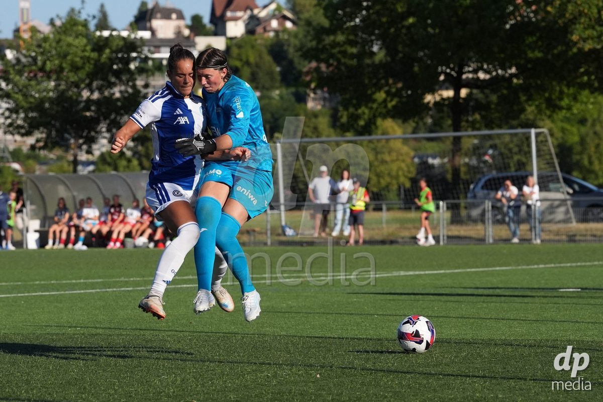 Schweiz: AXA Women's Super League 2026/2027, FC Aarau Frauen vs GC Frauenfussball - Sportanlage Schachen, Aarau: Kayla Jay Mckenna (12 Grasshoppers) gegen Torhüterin Jara Ackermann (1 FC Aarau)