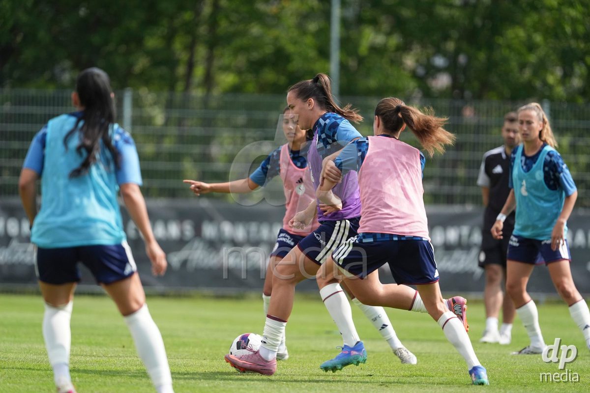 Crans-Montana, Switzerland - July 25: The Players of Servette FC Chenois Feminin during warm up the AXA Women's Super League match between Servette FC Chenois Feminin and FC Sion Feminin at Stade du Christ-Roi on July 25, 2026 in Crans-Montana, Switzerland.