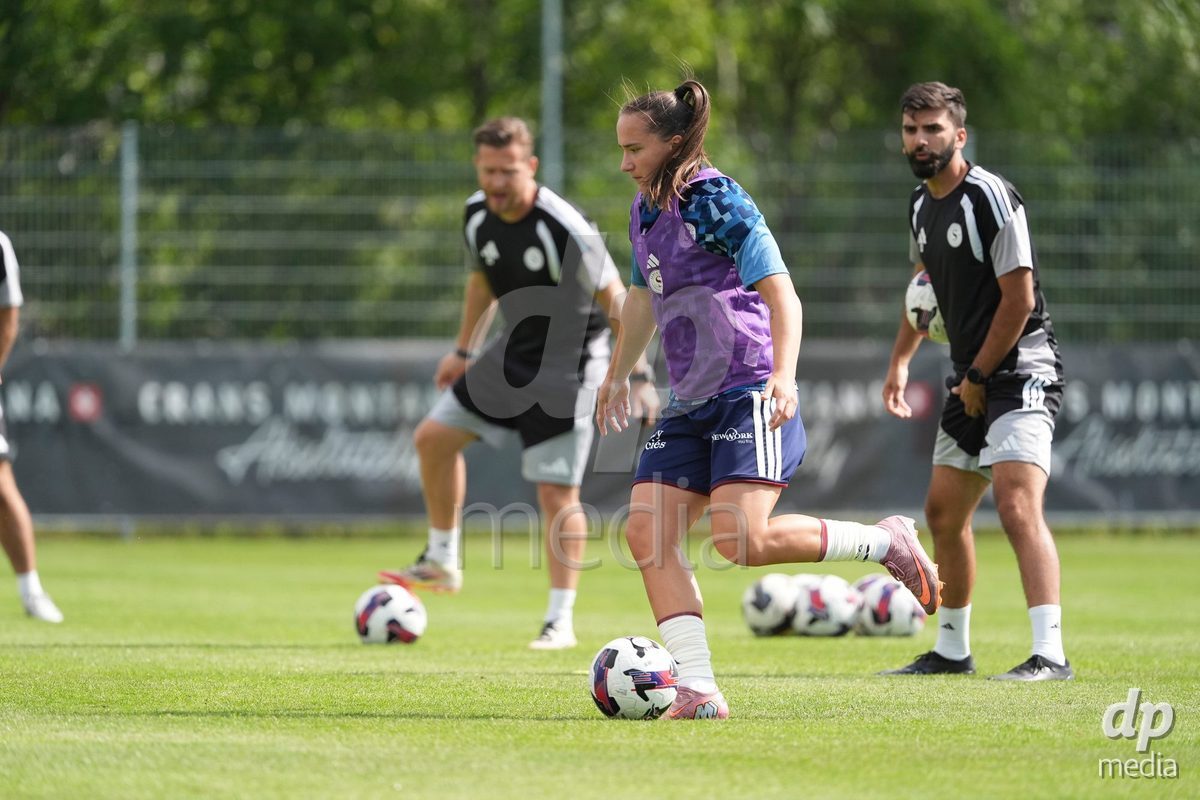 Crans-Montana, Switzerland - July 25: The Players of Servette FC Chenois Feminin during warm up the AXA Women's Super League match between Servette FC Chenois Feminin and FC Sion Feminin at Stade du Christ-Roi on July 25, 2026 in Crans-Montana, Switzerland.
