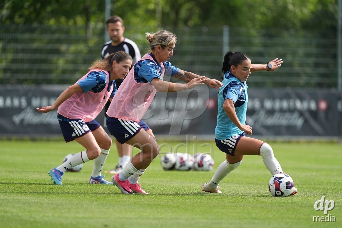 Crans-Montana, Switzerland - July 25: The Players of Servette FC Chenois Feminin during warm up the AXA Women's Super League match between Servette FC Chenois Feminin and FC Sion Feminin at Stade du Christ-Roi on July 25, 2026 in Crans-Montana, Switzerland.