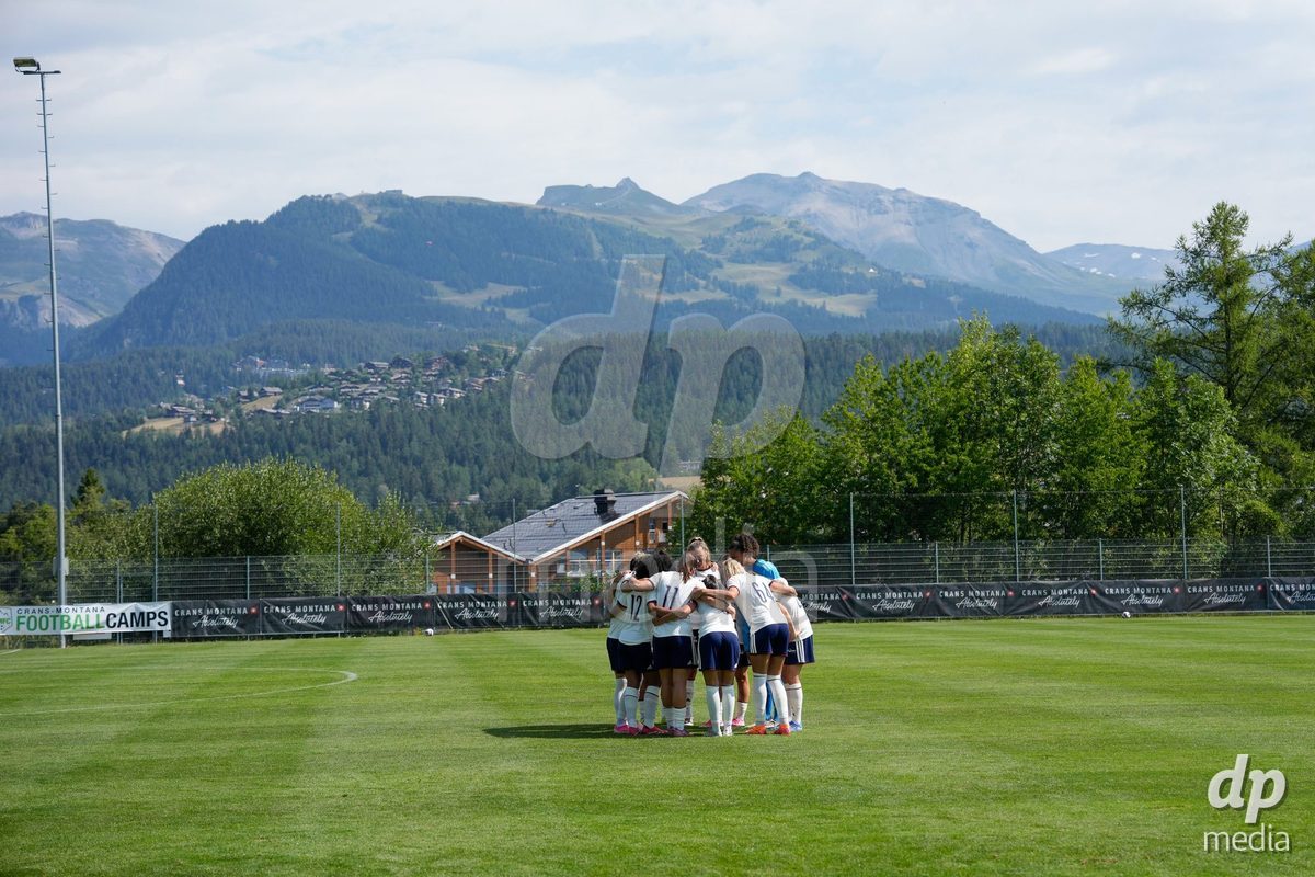 Crans-Montana, Switzerland - July 25: The Team of Servette FC Chenois Feminin before the AXA Women's Super League match between Servette FC Chenois Feminin and FC Sion Feminin at Stade du Christ-Roi on July 25, 2026 in Crans-Montana, Switzerland.