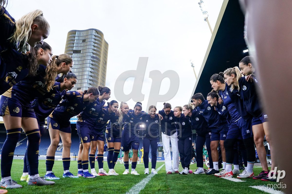 Luzern, Switzerland - August 28: Teamhuddle of FC Luzern during the AXA Women's Super League match between FC Luzern and FC St. Gallen 1879 at thermoplan arena on August 28, 2026 in Luzern, Switzerland.