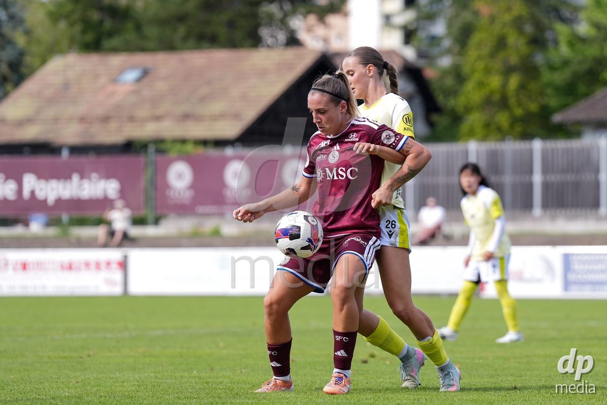 Geneva, Switzerland - August 29: Gloria Marinelli of Servette (L) and Mia Franziska Bennewitz of FC Basel (R) battle for the ball (duel) during the AXA Women's Super League match between Servette FC Chenois Feminin and FC Basel 1893 at Stade de Trois-Chene on August 29, 2026 in Geneva, Switzerland.