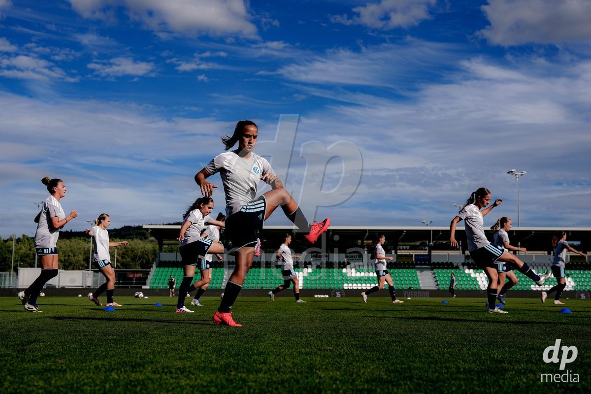 Yverdon-les-Bains, Switzerland - August 29: Players of GC Frauenfussball warming up during the AXA Women's Super League match between FC Yverdon Women and GC Frauenfussball at Stade Municipal on August 29, 2026 in Yverdon-les-Bains, Switzerland.