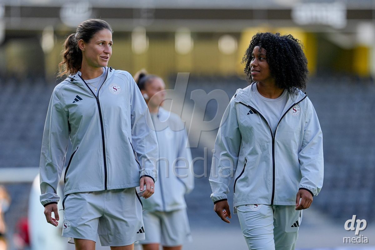 Switzerland: AXA Womens Super League 2026/27, BSC YB Frauen vs Servette FC Chenois Feminin - Wankdorf Stadium, Bern: Players of Servette FC Chenois Feminin arrival