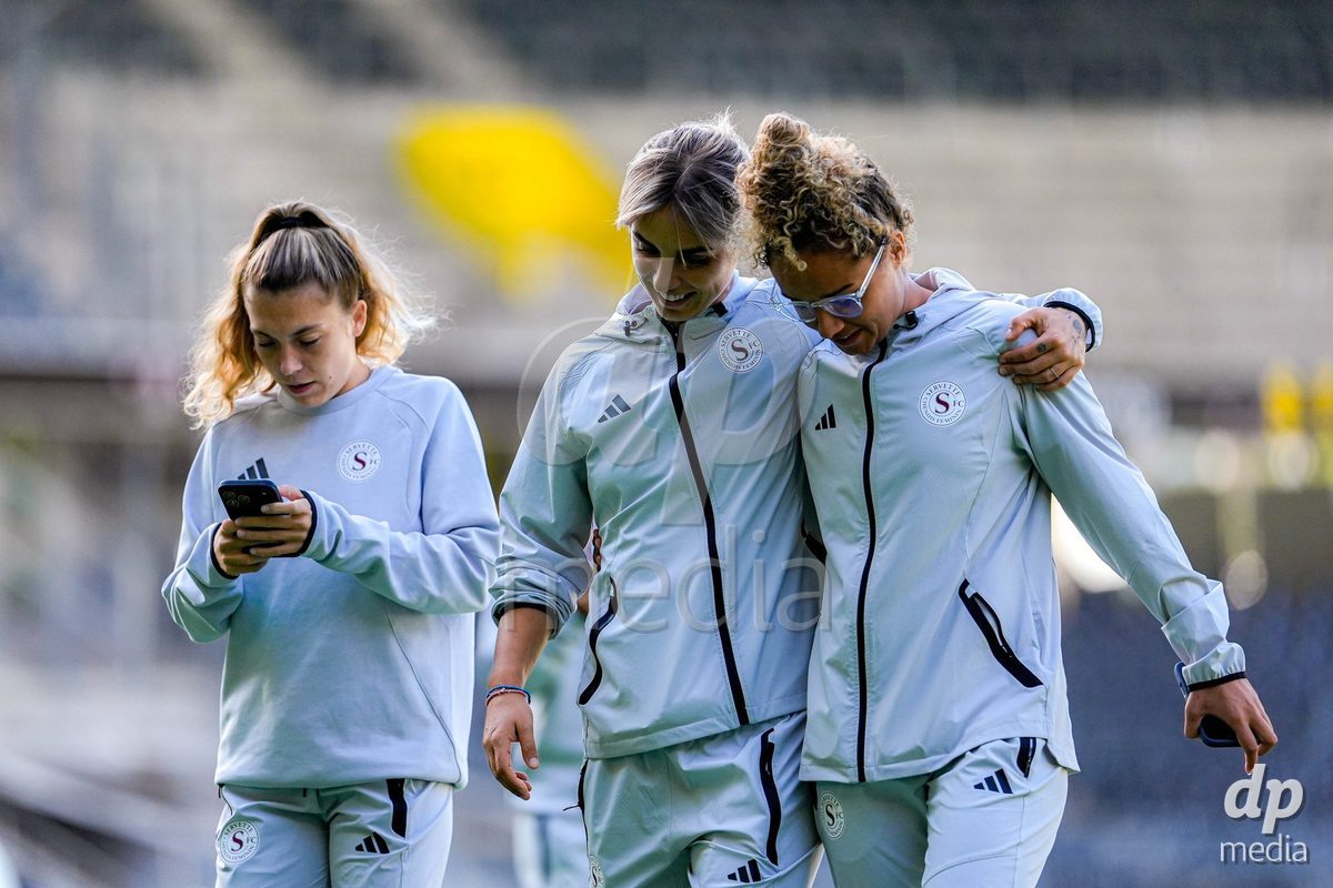 Switzerland: AXA Womens Super League 2026/27, BSC YB Frauen vs Servette FC Chenois Feminin - Wankdorf Stadium, Bern: Players of Servette FC Chenois Feminin arrival