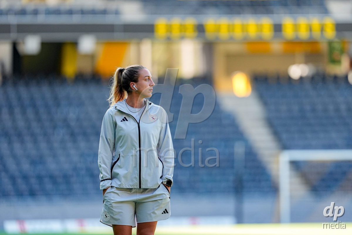 Switzerland: AXA Womens Super League 2026/27, BSC YB Frauen vs Servette FC Chenois Feminin - Wankdorf Stadium, Bern: Players of Servette FC Chenois Feminin arrival
