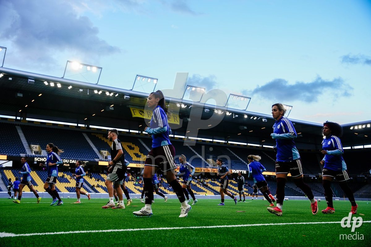Switzerland: AXA Womens Super League 2026/27, BSC YB Frauen vs Servette FC Chenois Feminin - Wankdorf Stadium, Bern: Players of Servette FC Chenois Feminin warming up