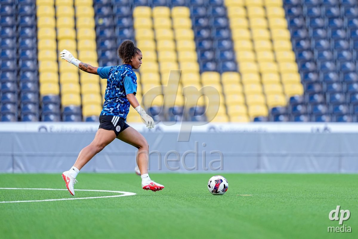 Switzerland: AXA Womens Super League 2026/27, BSC YB Frauen vs Servette FC Chenois Feminin - Wankdorf Stadium, Bern: Jacinta Weimar (13 Servette FC Chenois Feminin) warming up