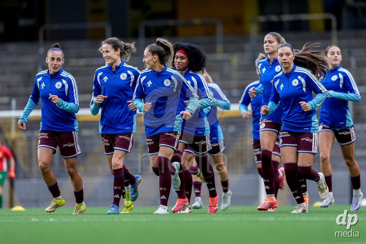 Switzerland: AXA Womens Super League 2026/27, BSC YB Frauen vs Servette FC Chenois Feminin - Wankdorf Stadium, Bern: Players of Servette FC Chenois Feminin warming up
