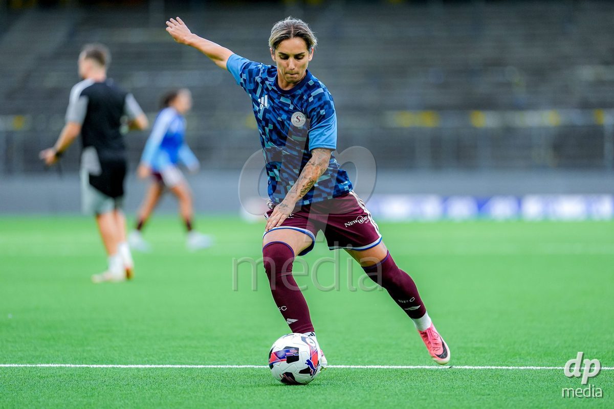 Switzerland: AXA Womens Super League 2026/27, BSC YB Frauen vs Servette FC Chenois Feminin - Wankdorf Stadium, Bern: Players of Servette FC Chenois Feminin warming up