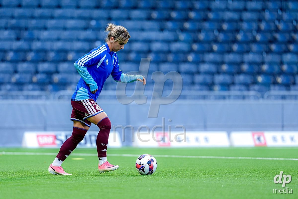 Switzerland: AXA Womens Super League 2026/27, BSC YB Frauen vs Servette FC Chenois Feminin - Wankdorf Stadium, Bern: Players of Servette FC Chenois Feminin warming up