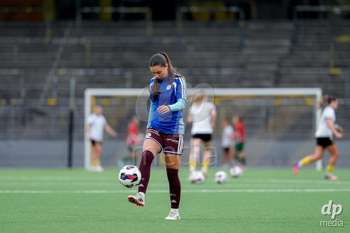 Switzerland: AXA Womens Super League 2026/27, BSC YB Frauen vs Servette FC Chenois Feminin - Wankdorf Stadium, Bern: Players of Servette FC Chenois Feminin warming up