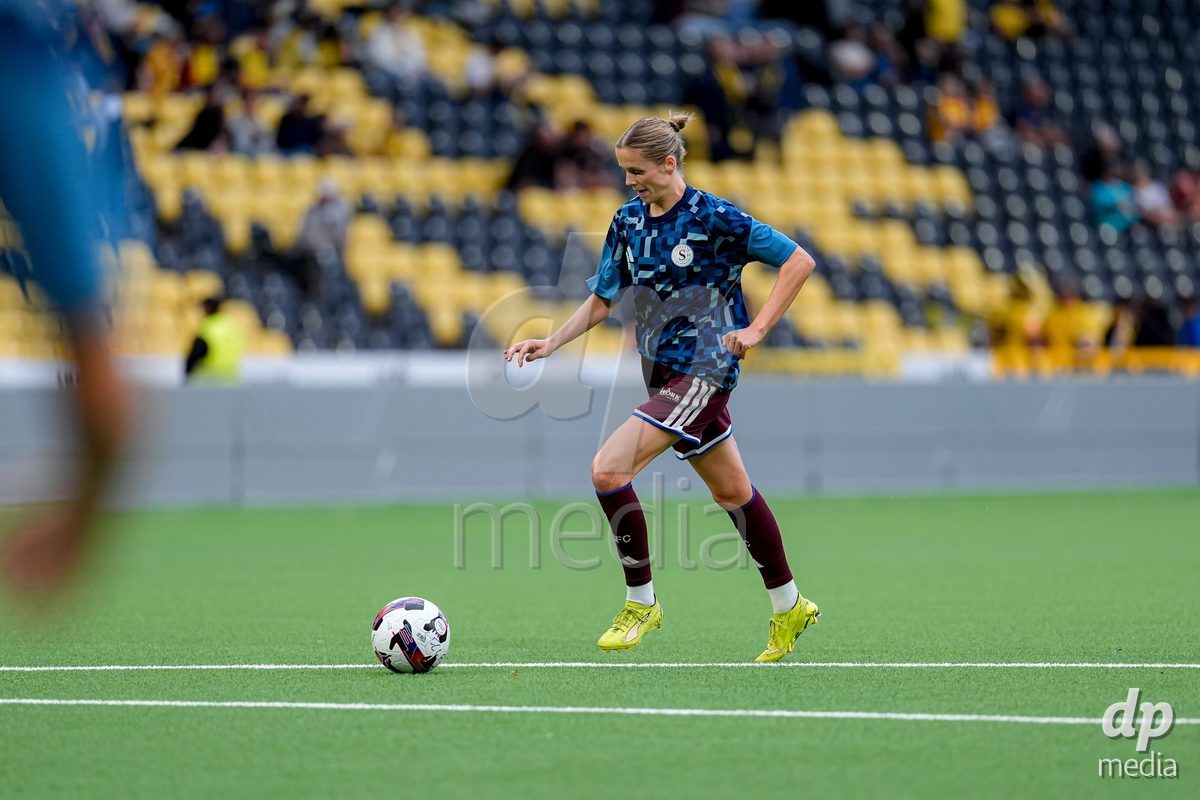 Switzerland: AXA Womens Super League 2026/27, BSC YB Frauen vs Servette FC Chenois Feminin - Wankdorf Stadium, Bern: Players of Servette FC Chenois Feminin warming up
