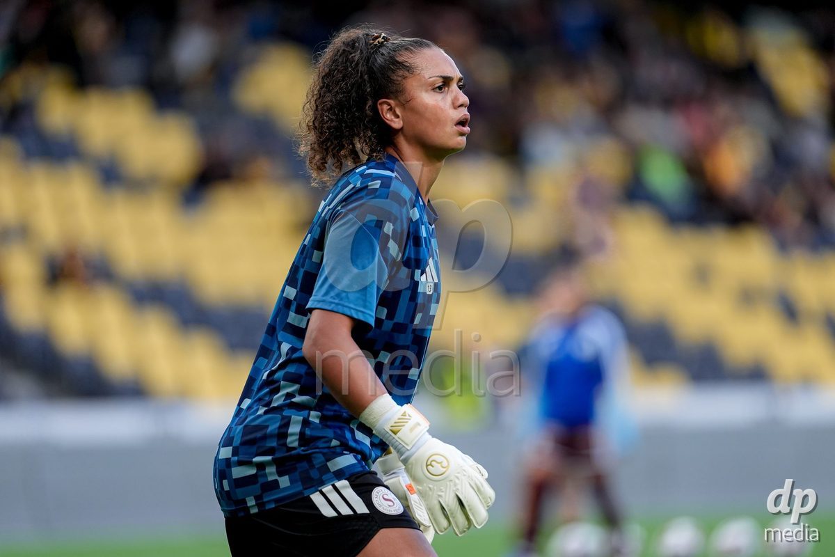 Switzerland: AXA Womens Super League 2026/27, BSC YB Frauen vs Servette FC Chenois Feminin - Wankdorf Stadium, Bern: Jacinta Weimar (13 Servette FC Chenois Feminin) warming up