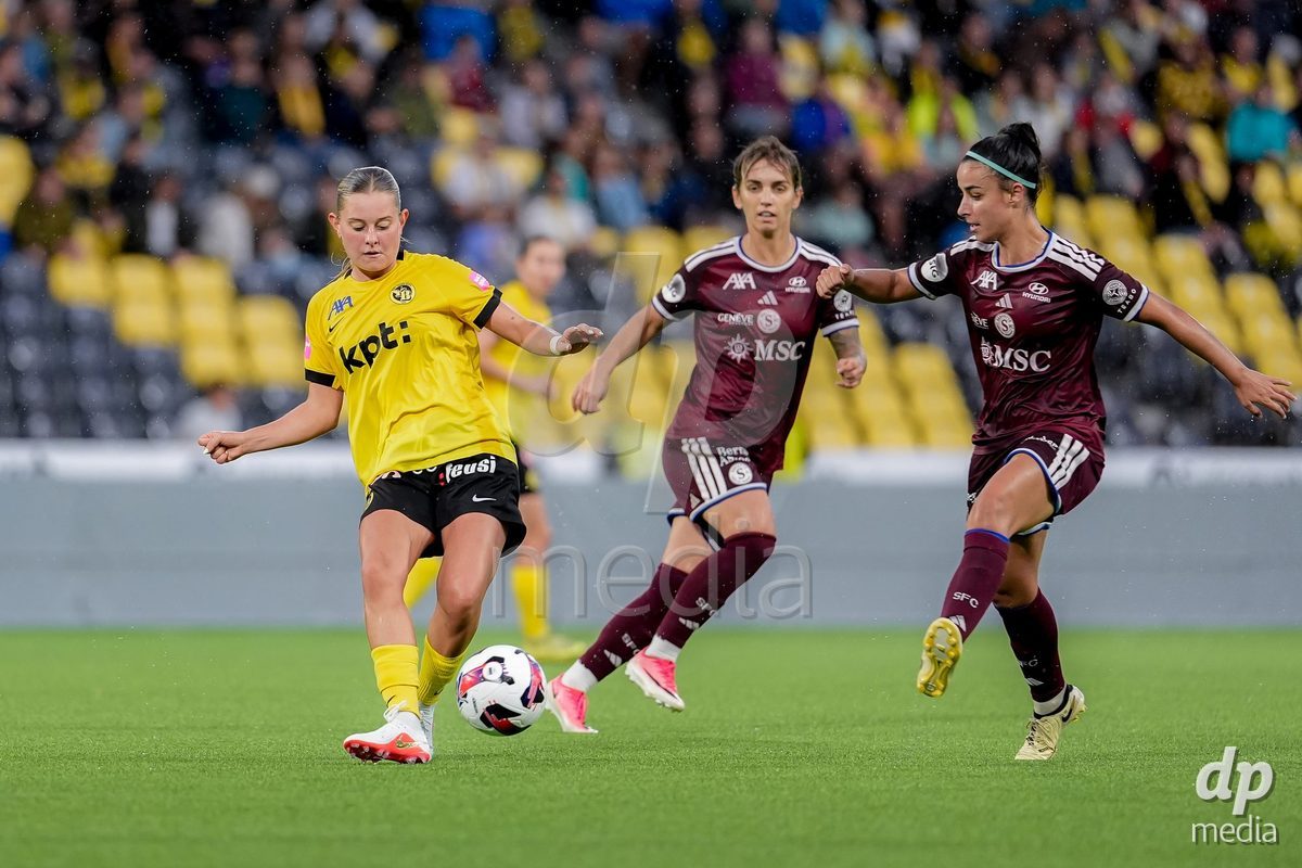 Switzerland: AXA Womens Super League 2026/27, BSC YB Frauen vs Servette FC Chenois Feminin - Wankdorf Stadium, Bern: Paola Hernandez (Paola Hernández) (6 Servette FC Chenois Feminin), right, and Leonie Koster (Leonie Köster) (44 BSC YB Frauen), left, in action.