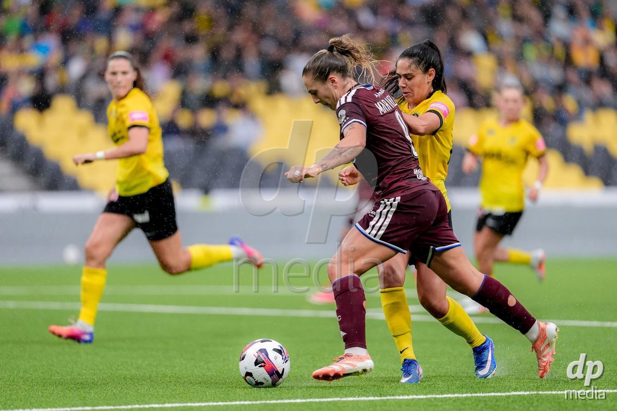 Switzerland: AXA Womens Super League 2026/27, BSC YB Frauen vs Servette FC Chenois Feminin - Wankdorf Stadium, Bern: Laura Frey (26 BSC YB Frauen), right, and Gloria Marinelli (9 Servette FC Chenois Feminin), left, in action.