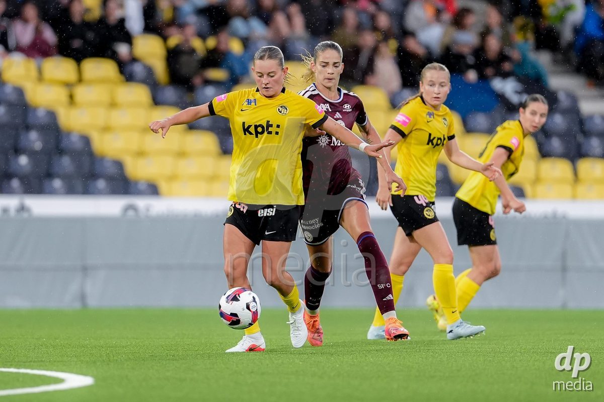 Switzerland: AXA Womens Super League 2026/27, BSC YB Frauen vs Servette FC Chenois Feminin - Wankdorf Stadium, Bern: Stefanie Da Eira (Stéfanie Da Eira) (64 Servette FC Chenois Feminin), right, and Leonie Koster (Leonie Köster) (44 BSC YB Frauen), left, in action.