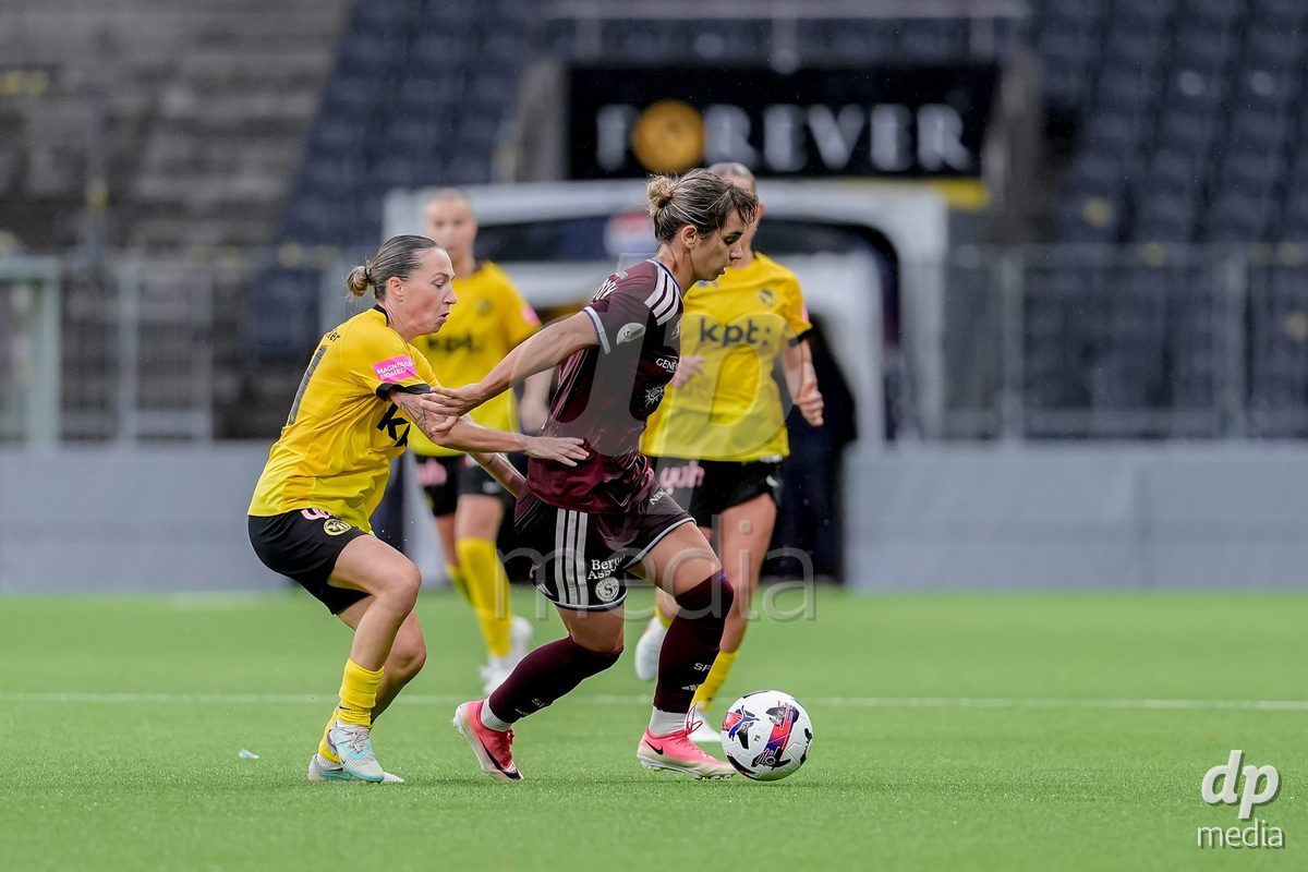 Switzerland: AXA Womens Super League 2026/27, BSC YB Frauen vs Servette FC Chenois Feminin - Wankdorf Stadium, Bern: Natasa Andonova (NataÅ¡a Andonova) (7 Servette FC Chenois Feminin), right, and Lisa Josten (24 BSC YB Frauen), left, in action.