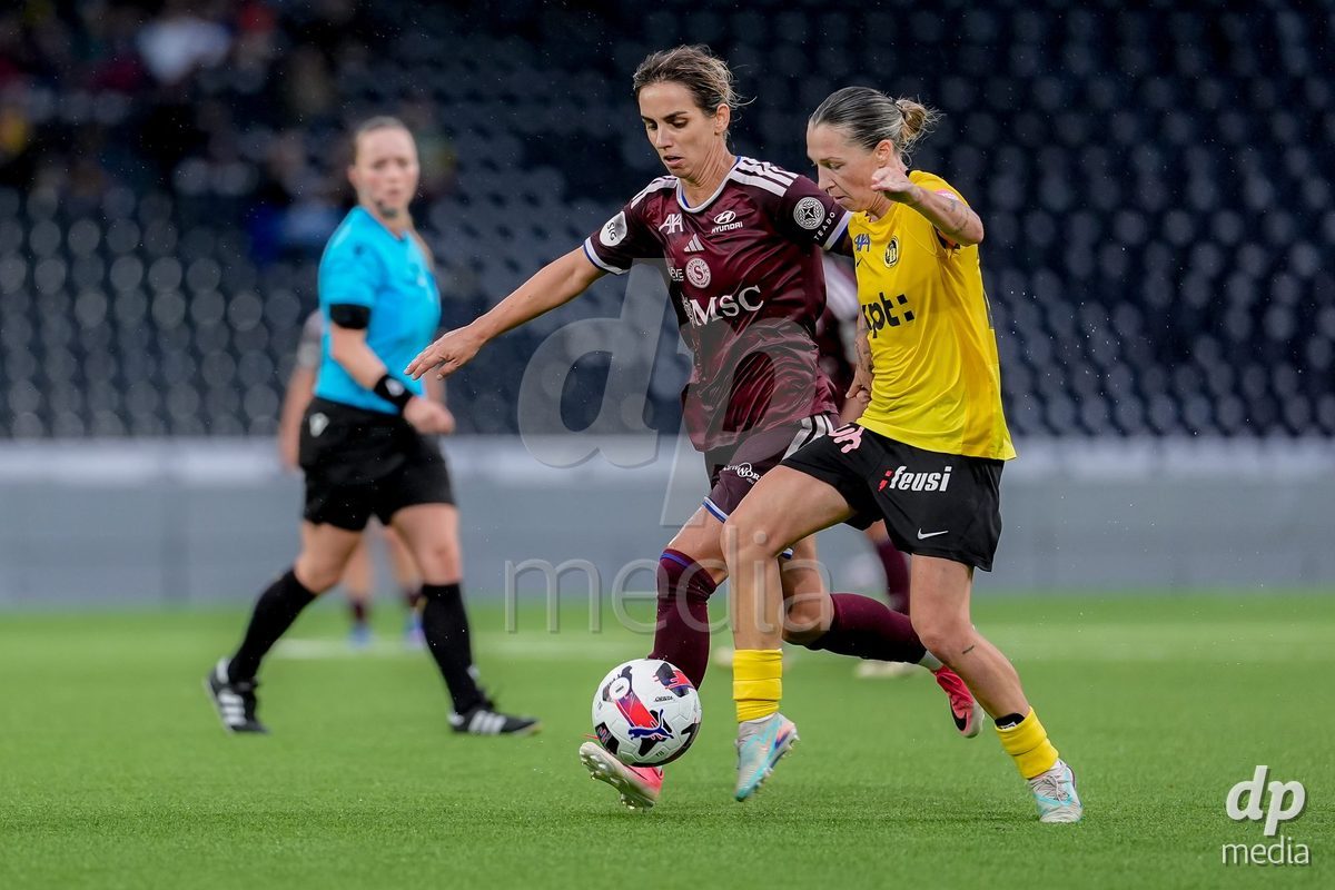 Switzerland: AXA Womens Super League 2026/27, BSC YB Frauen vs Servette FC Chenois Feminin - Wankdorf Stadium, Bern: Lisa Josten (24 BSC YB Frauen), right, and Natasa Andonova (NataÅ¡a Andonova) (7 Servette FC Chenois Feminin), left, in action.
