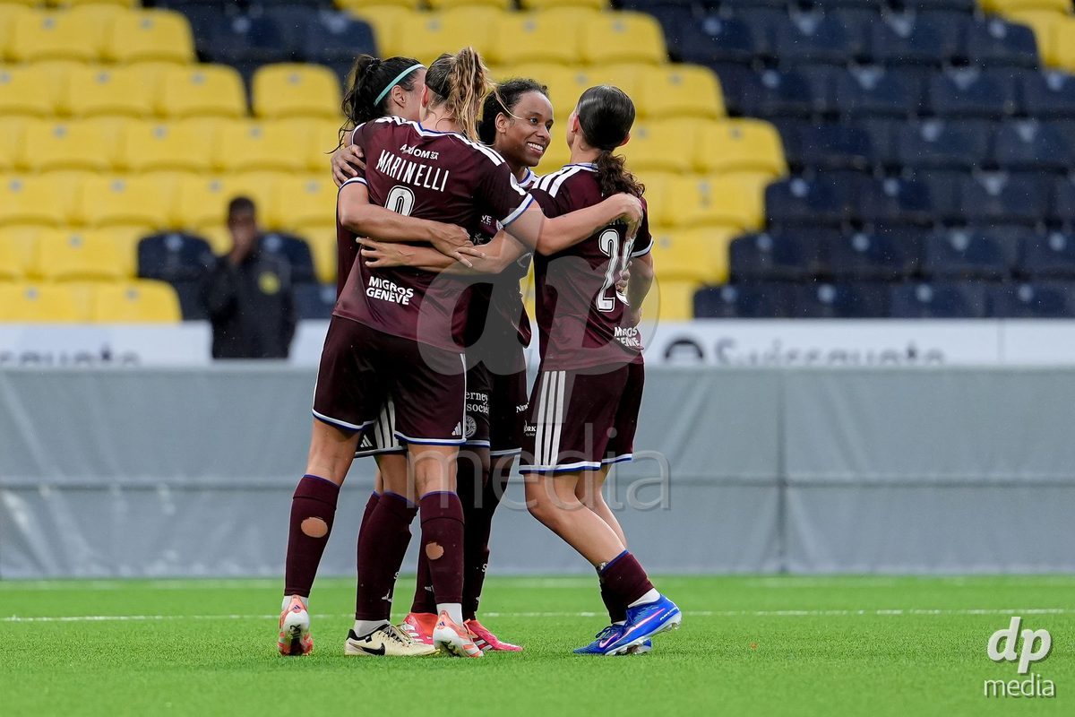 Switzerland: AXA Womens Super League 2026/27, BSC YB Frauen vs Servette FC Chenois Feminin - Wankdorf Stadium, Bern: Paola Hernandez (Paola Hernández) (6 Servette FC Chenois Feminin) celebrating with team after scoring teams first goal