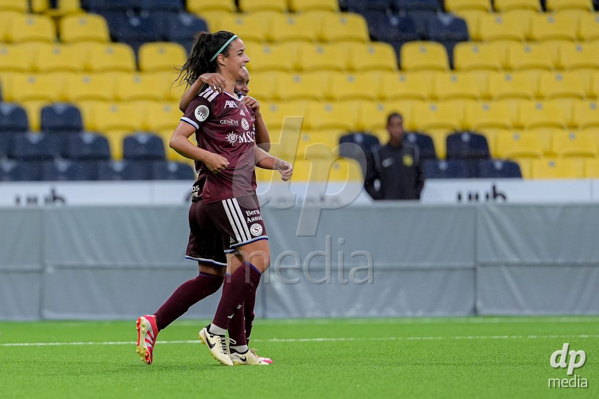 Switzerland: AXA Womens Super League 2026/27, BSC YB Frauen vs Servette FC Chenois Feminin - Wankdorf Stadium, Bern: Paola Hernandez (Paola Hernández) (6 Servette FC Chenois Feminin) celebrating with team after scoring teams first goal