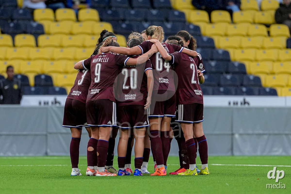 Switzerland: AXA Womens Super League 2026/27, BSC YB Frauen vs Servette FC Chenois Feminin - Wankdorf Stadium, Bern: Paola Hernandez (Paola Hernández) (6 Servette FC Chenois Feminin) celebrating with team after scoring teams first goal