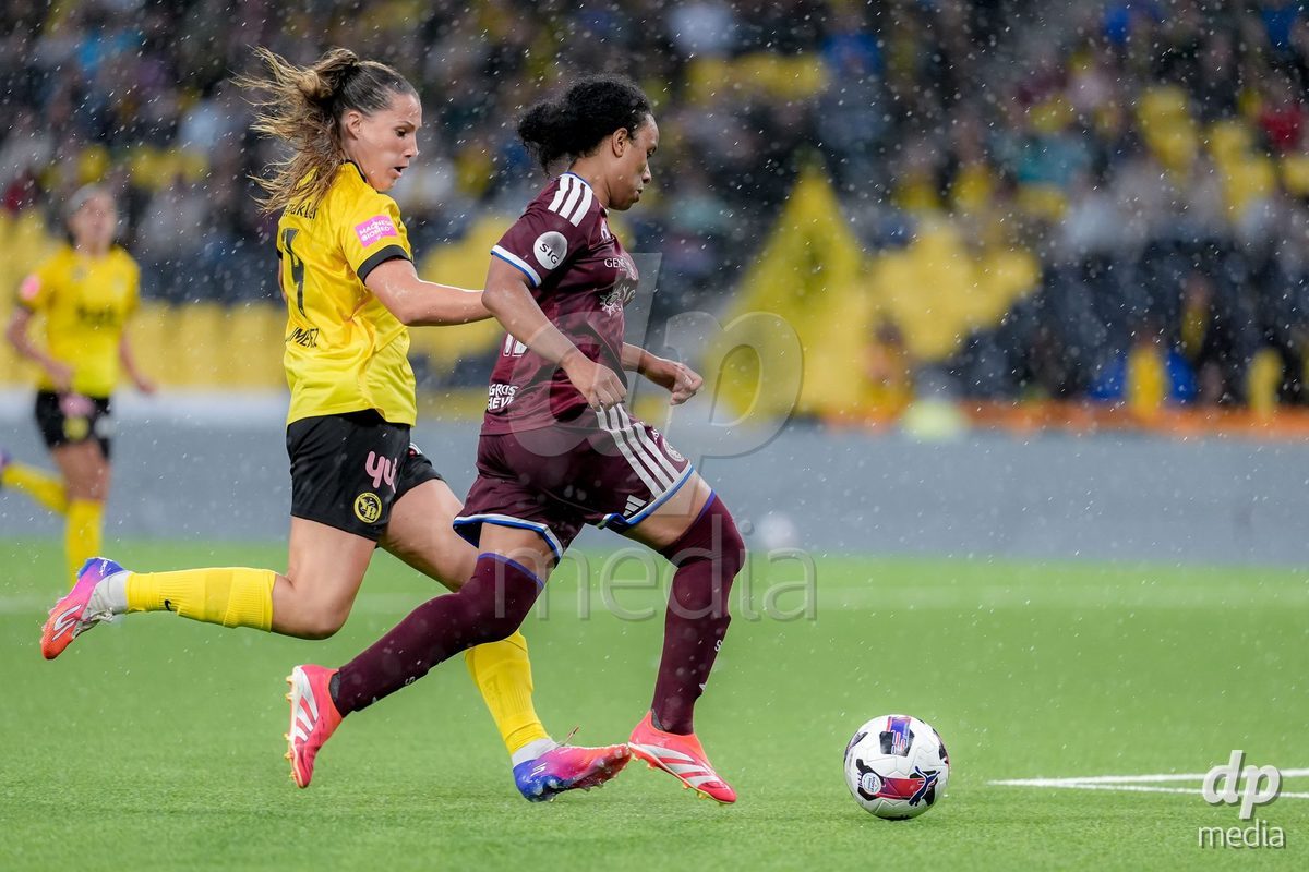Switzerland: AXA Womens Super League 2026/27, BSC YB Frauen vs Servette FC Chenois Feminin - Wankdorf Stadium, Bern: Mickaella Cardia (Mickaëlla Cardia) (12 Servette FC Chenois Feminin), right, and Maria Jimenez (María Jiménez) (4 BSC YB Frauen), left, in action.