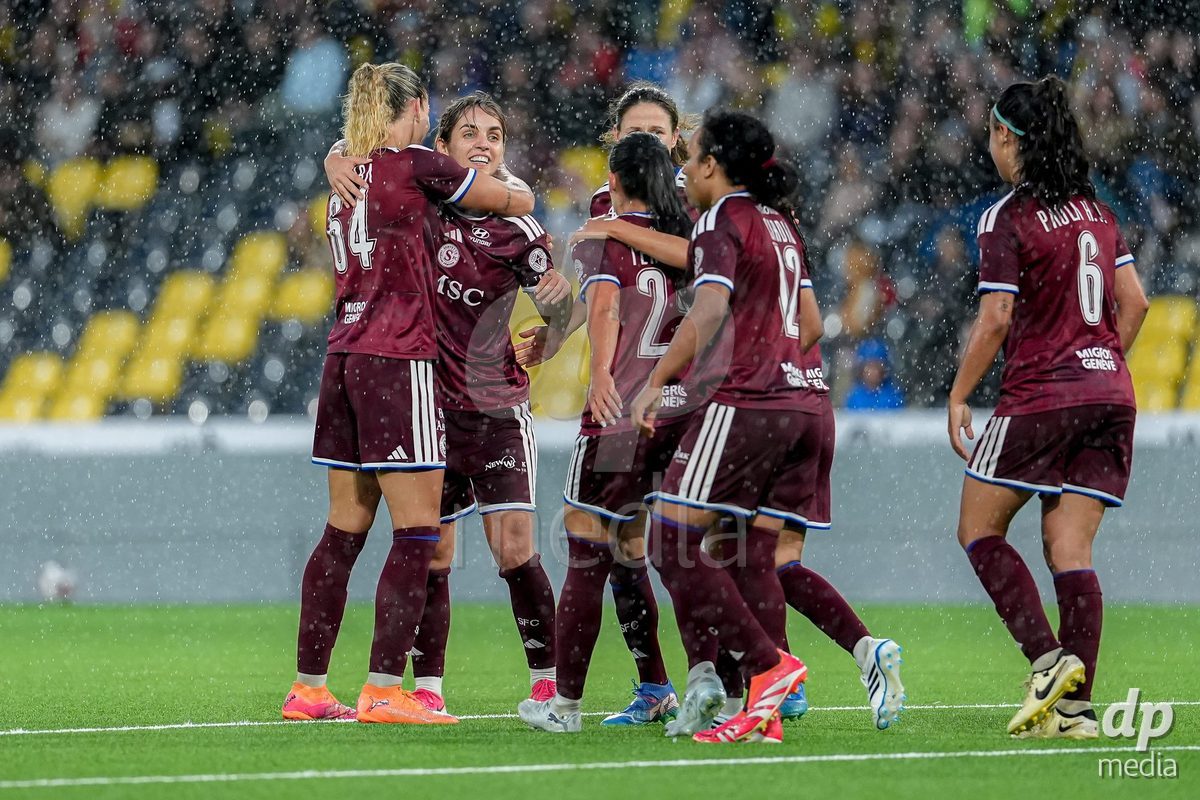 Switzerland: AXA Womens Super League 2026/27, BSC YB Frauen vs Servette FC Chenois Feminin - Wankdorf Stadium, Bern: Natasa Andonova (NataÅ¡a Andonova) (7 Servette FC Chenois Feminin) celebrating with team after scoring teams second goal