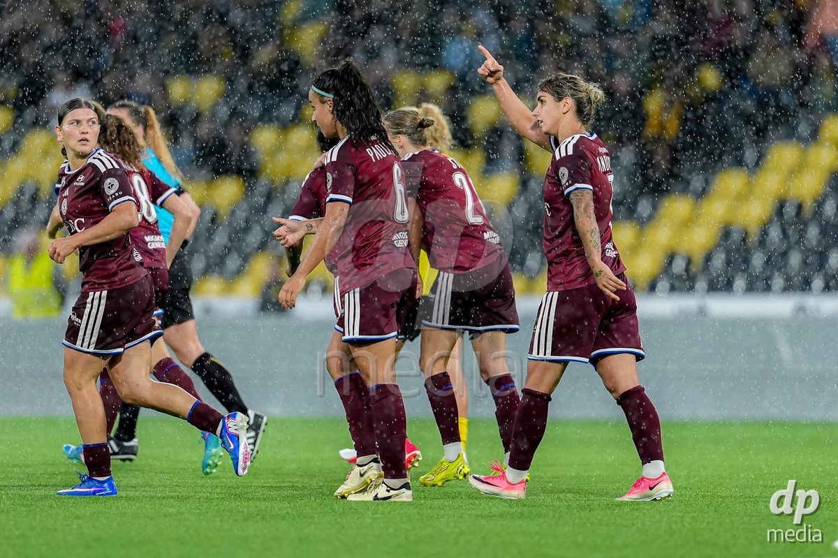 Switzerland: AXA Womens Super League 2026/27, BSC YB Frauen vs Servette FC Chenois Feminin - Wankdorf Stadium, Bern: Natasa Andonova (NataÅ¡a Andonova) (7 Servette FC Chenois Feminin) celebrating with team after scoring teams second goal