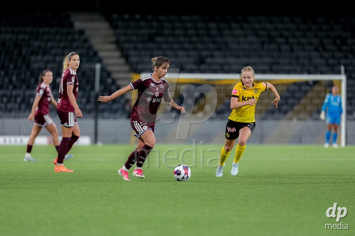 Switzerland: AXA Womens Super League 2026/27, BSC YB Frauen vs Servette FC Chenois Feminin - Wankdorf Stadium, Bern: Noa Linn Munger (Noa Linn Münger) (8 BSC YB Frauen), right, and Natasa Andonova (Nataša Andonova) (7 Servette FC Chenois Feminin), left, in action.