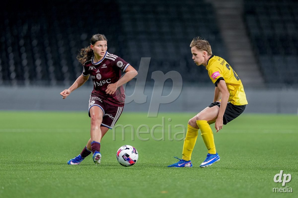 Switzerland: AXA Womens Super League 2026/27, BSC YB Frauen vs Servette FC Chenois Feminin - Wankdorf Stadium, Bern: Bianca Dysli (23 BSC YB Frauen), right, and Chiara Wallin (20 Servette FC Chenois Feminin), left, in action.