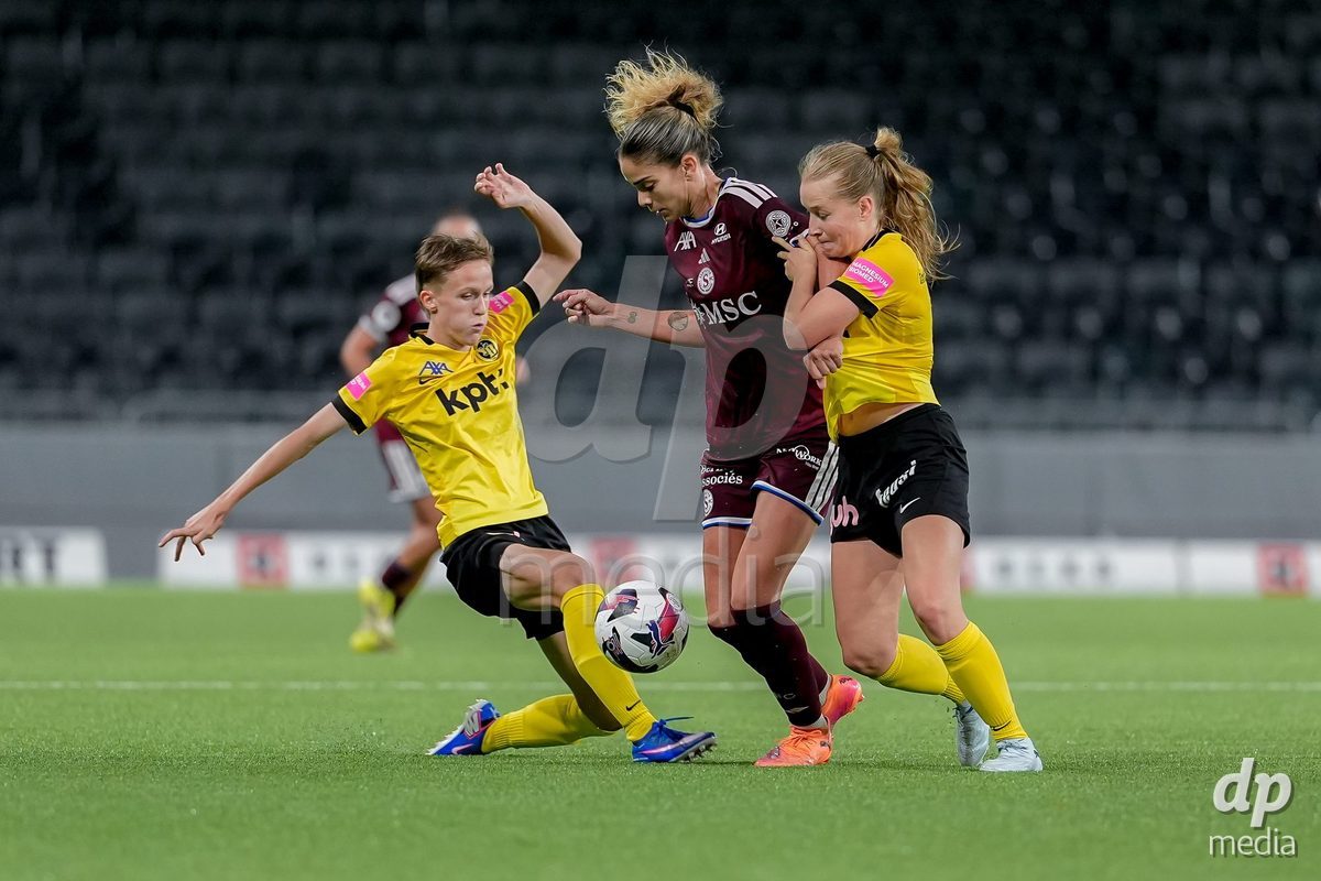 Switzerland: AXA Womens Super League 2026/27, BSC YB Frauen vs Servette FC Chenois Feminin - Wankdorf Stadium, Bern: Noa Linn Munger (Noa Linn Münger) (8 BSC YB Frauen), right, Stefanie Da Eira (Stéfanie Da Eira) (64 Servette FC Chenois Feminin), middle and Bianca Dysli (23 BSC YB Frauen), left, in action.