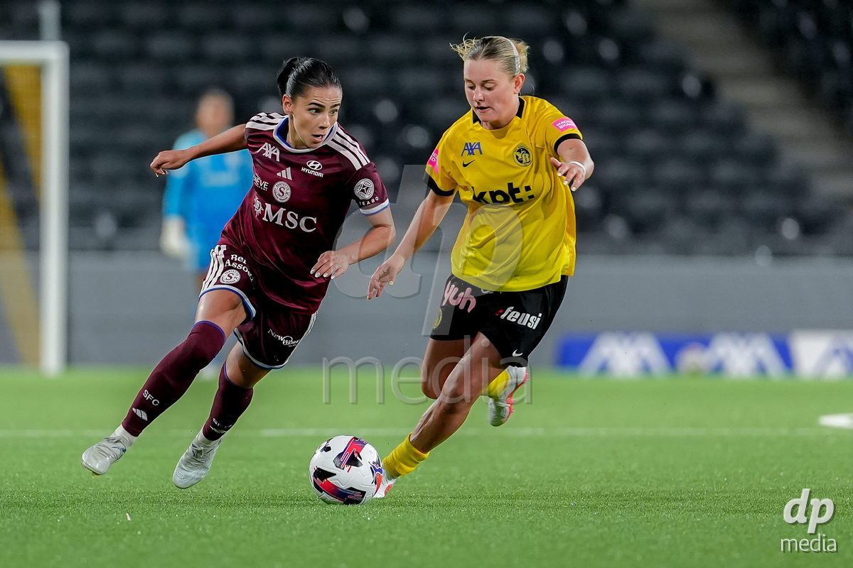Switzerland: AXA Womens Super League 2026/27, BSC YB Frauen vs Servette FC Chenois Feminin - Wankdorf Stadium, Bern: Leonie Koster (Leonie Köster) (44 BSC YB Frauen), right, and Meriame Terchoun (25 Servette FC Chenois Feminin), left, in action.