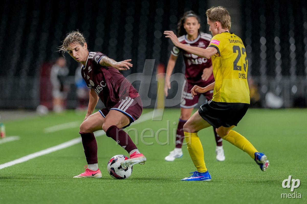 Switzerland: AXA Womens Super League 2026/27, BSC YB Frauen vs Servette FC Chenois Feminin - Wankdorf Stadium, Bern: Bianca Dysli (23 BSC YB Frauen), right, and Natasa Andonova (NataÅ¡a Andonova) (7 Servette FC Chenois Feminin), left, in action.