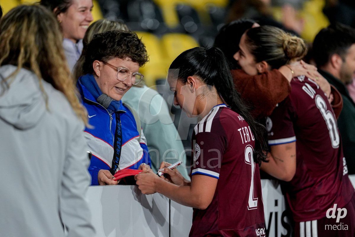 Switzerland: AXA Womens Super League 2026/27, BSC YB Frauen vs Servette FC Chenois Feminin - Wankdorf Stadium, Bern: Meriame Terchoun (25 Servette FC Chenois Feminin) with fas after the match