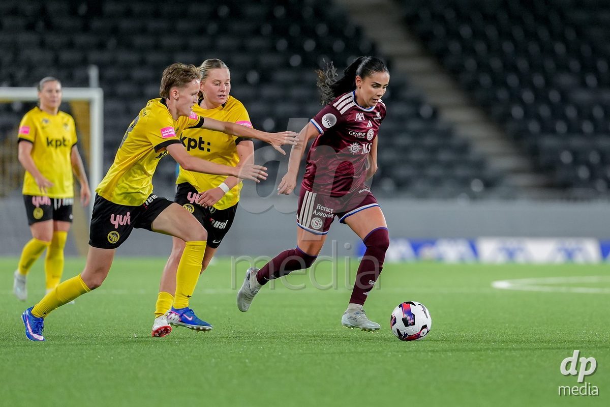 Switzerland: AXA Womens Super League 2026/27, BSC YB Frauen vs Servette FC Chenois Feminin - Wankdorf Stadium, Bern: Meriame Terchoun (25 Servette FC Chenois Feminin), right, Leonie Koster (Leonie Köster) (44 BSC YB Frauen), middle, and Bianca Dysli (23 BSC YB Frauen), left, in action.