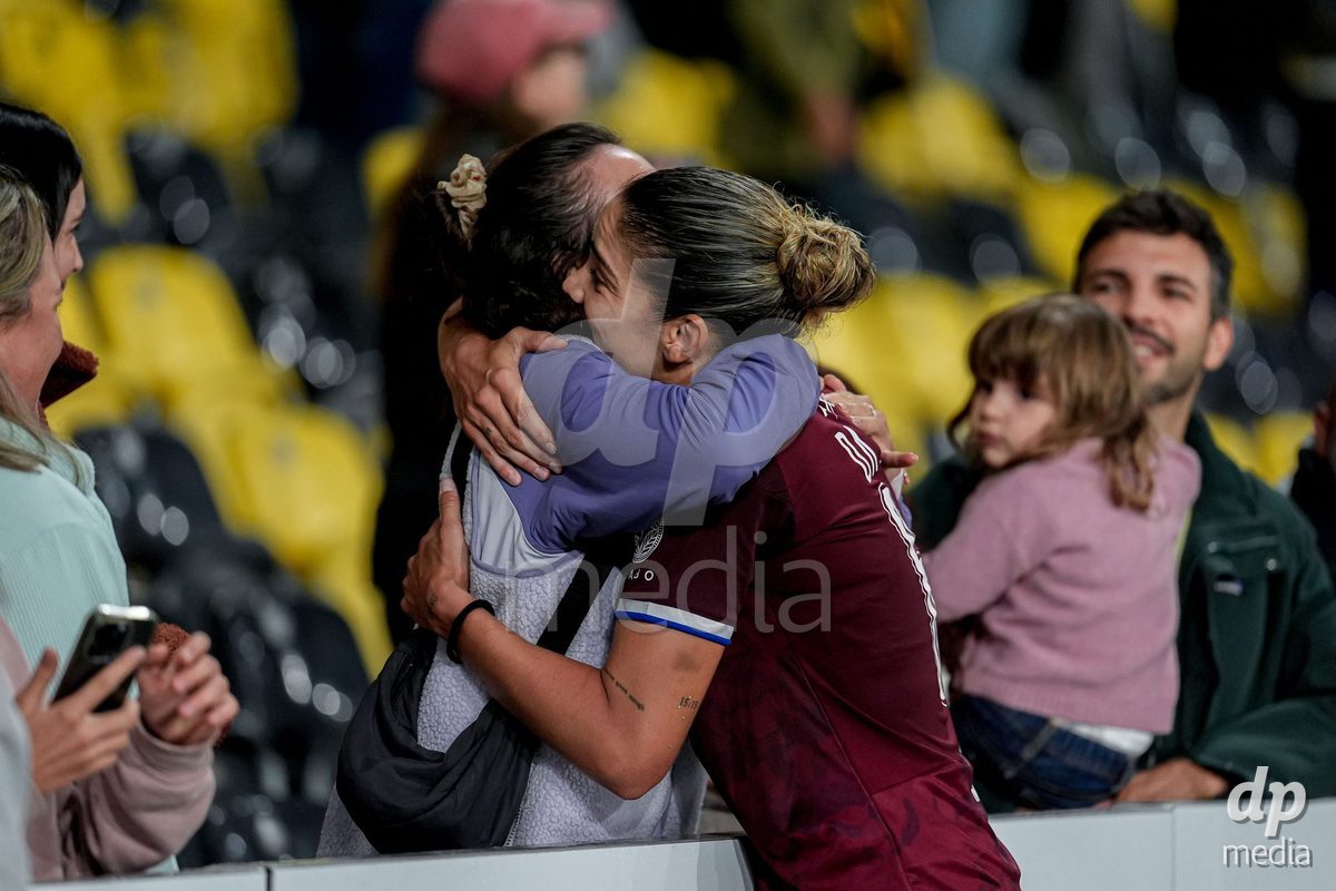 Switzerland: AXA Womens Super League 2026/27, BSC YB Frauen vs Servette FC Chenois Feminin - Wankdorf Stadium, Bern: Stefanie Da Eira (Stéfanie Da Eira) (64 Servette FC Chenois Feminin) with fans after the match