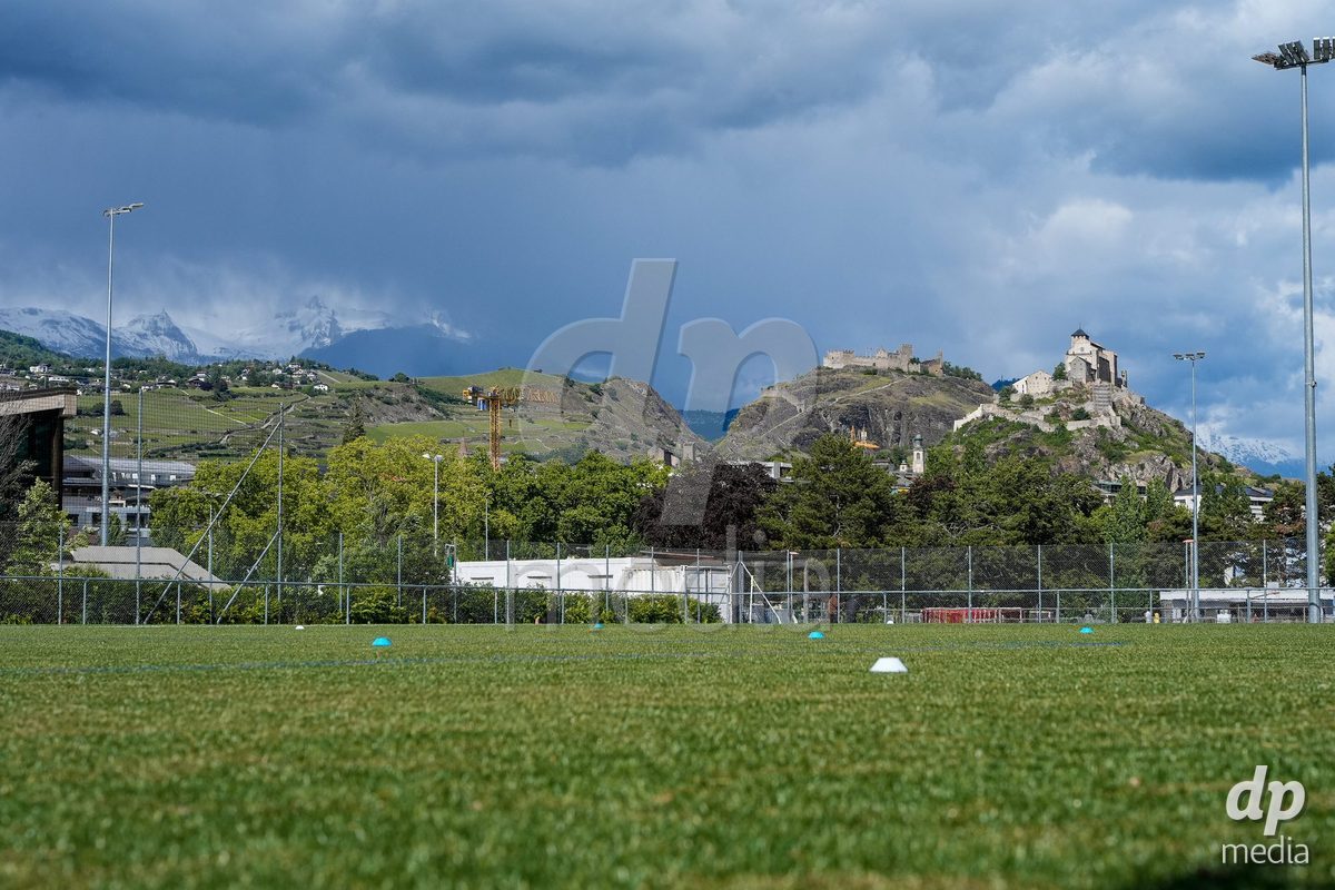 Schweiz: AXA Women's Super League 2025/26, FC Sion Feminin vs FC Luzern - Terrain Synthetique Ancien Stand, Sion: Sicht auf dem Spielfeld mit dem Schloss von Sion