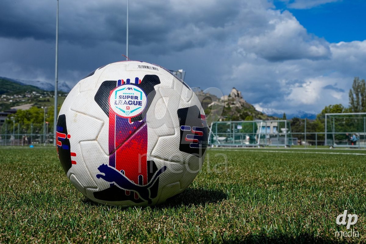 Schweiz: AXA Women's Super League 2025/26, FC Sion Feminin vs FC Luzern - Terrain Synthetique Ancien Stand, Sion: Sicht auf dem Spielfeld mit einem AXA Women’s Super League Ball, mit dem Schloss von Sion im Hintergrund